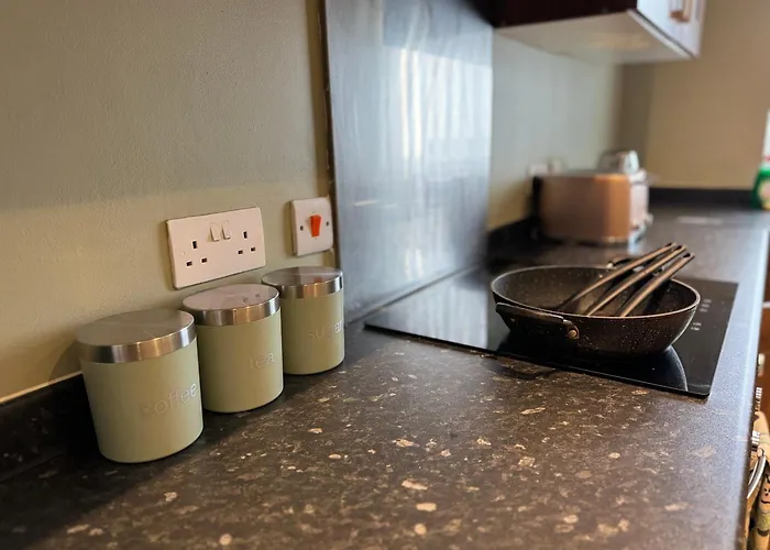 Group Bookings: Up To 30 Guests Across 5 Spacious Flats! Keyless Access Free Wifi & Parking