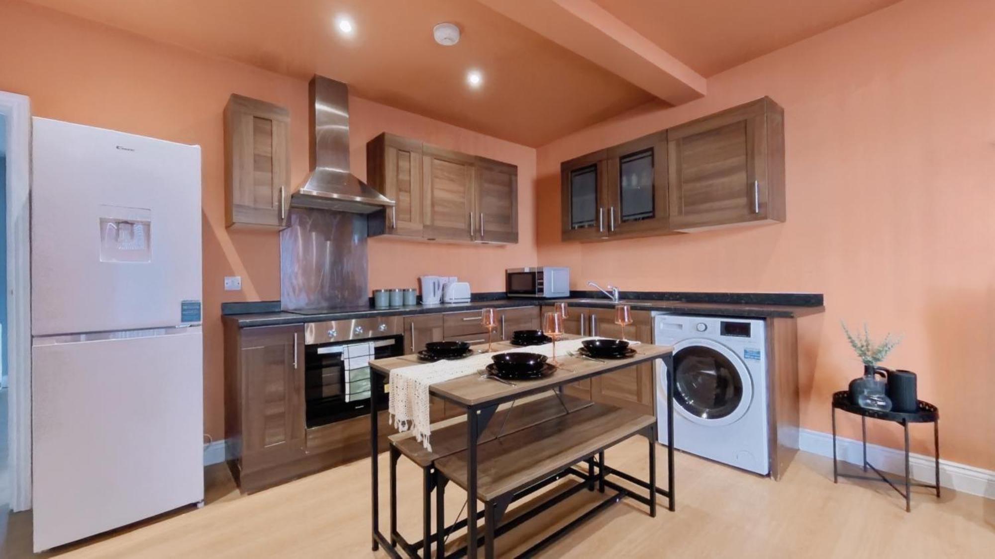 Apartment Group Bookings: Up To 30 Guests Across 5 Spacious Flats! Keyless Access Free Wifi & Parking *