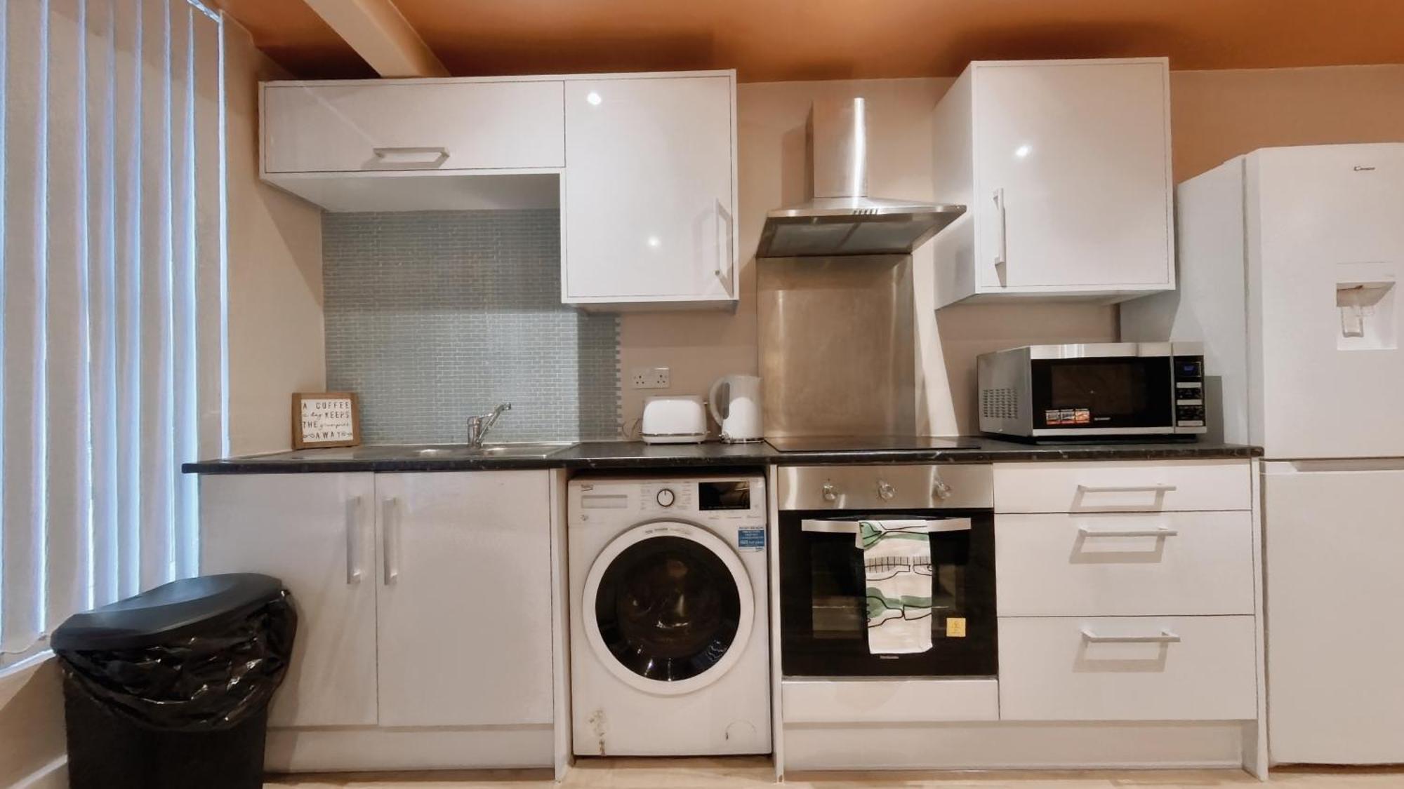 Group Bookings: Up To 30 Guests Across 5 Spacious Flats! Keyless Access Free Wifi & Parking *