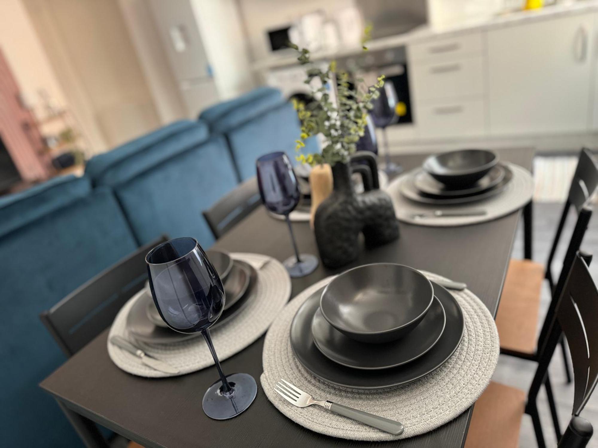 Group Bookings: Up To 30 Guests Across 5 Spacious Flats! Keyless Access Free Wifi & Parking Apartment *